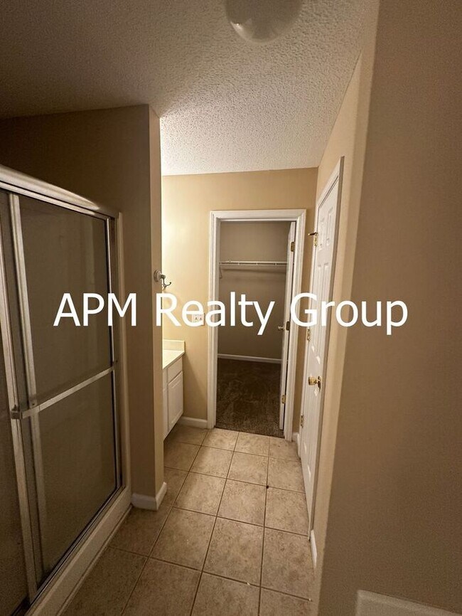 Building Photo - Spacious & Inviting Home Perfect for Comfortable Everyday Living