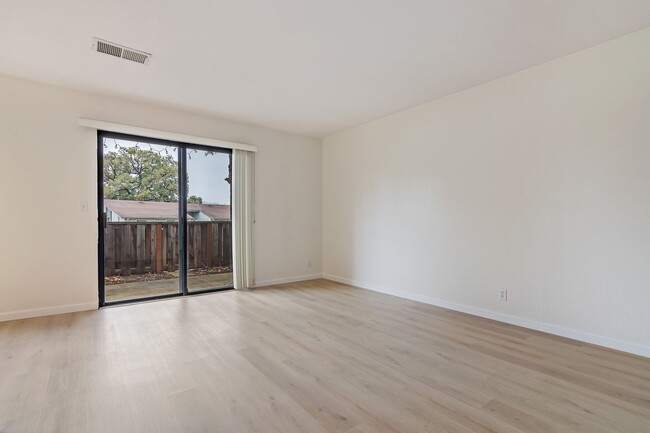 Building Photo - Bottom Floor 1 Bedroom Condo in the Benici...