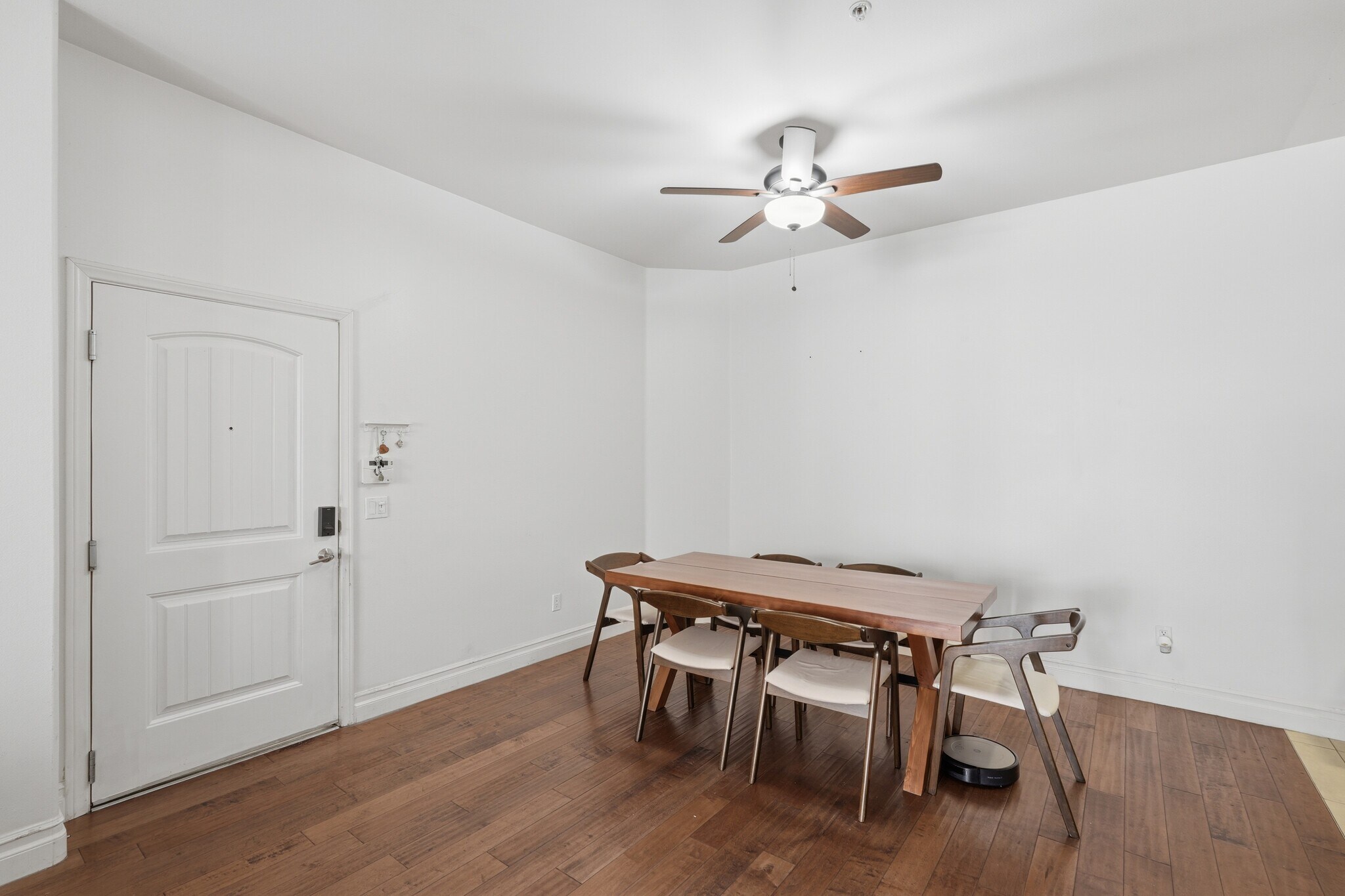 Building Photo - 917 S New Hampshire Ave