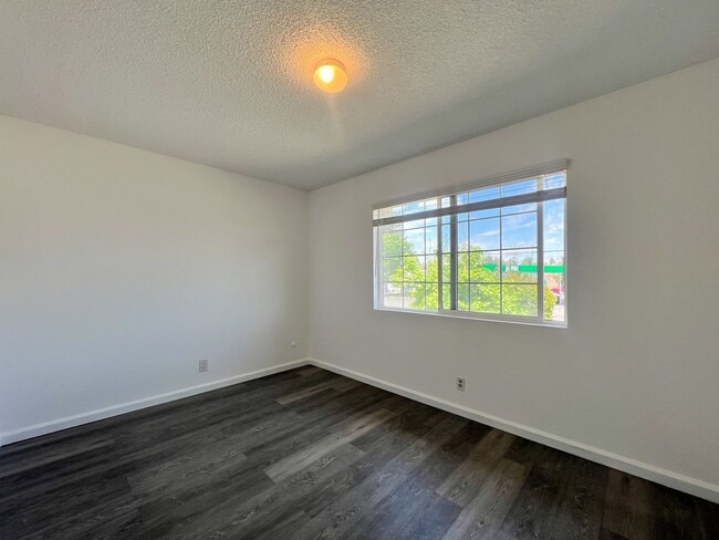 Building Photo - 2 Bedroom Napa Apartment w/ Remodeled Kitchen