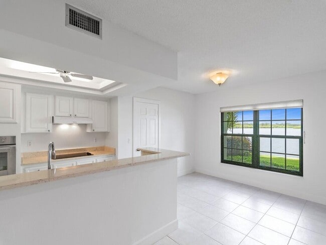 Building Photo - 5151 Jimmy Buffett Mem Hwy
