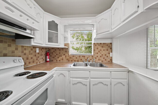 Building Photo - 606 W 7th St