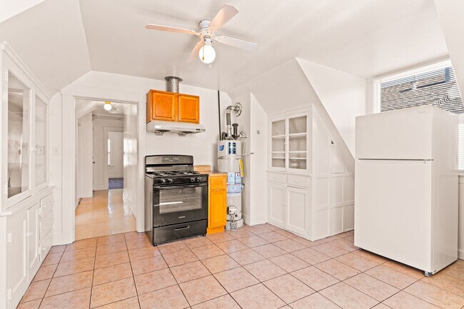 Building Photo - Utilities Included! 3 Bedrooms w/ Bonus Room & Spacious Kitchen