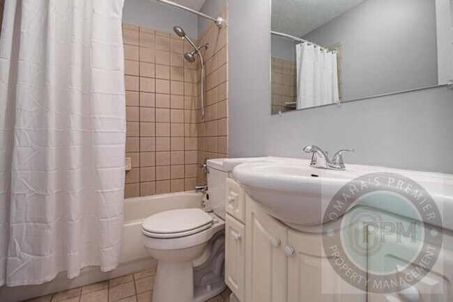Building Photo - 1/2 OFF OF FIRST MONTH'S RENT! | Modern 3 Bd/2Ba Home | Near Aksarben