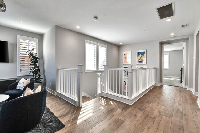 Building Photo - Light and bright 4 bedroom 3 bath beauty i...