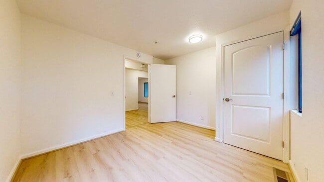 Building Photo - Bright and Beautiful 4 bedroom 2.5 Bath with large enclosed back yard and close proximity to Mari...