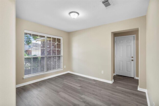 Building Photo - 2423 Pinpoint Dr