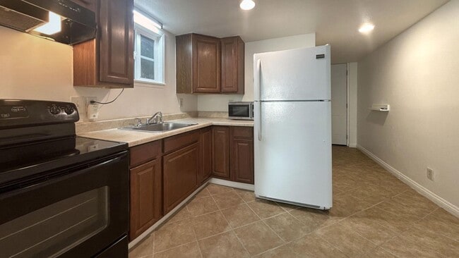 Building Photo - 510 W Olive Ave