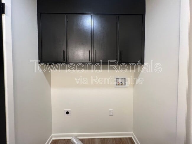 Building Photo - 1319 Camelot Dr