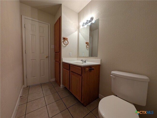 Building Photo - 956 Misty Acres Dr
