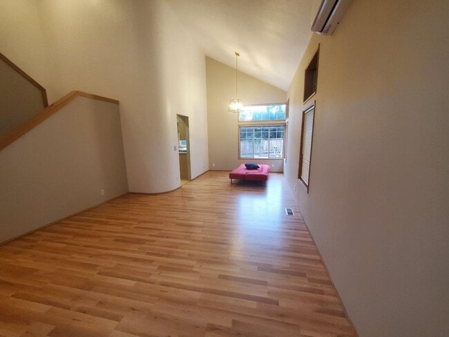 Building Photo - 4 bed, 2.5 bath, 2 car garage on spacious ...