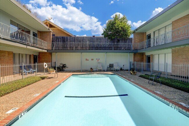 Building Photo - 3703 Roseland St