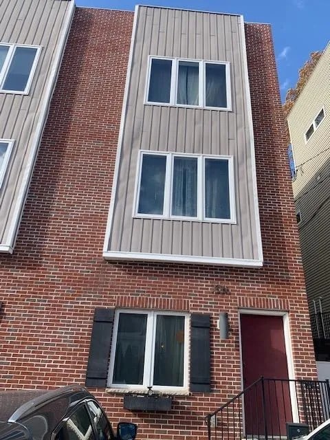 Building Photo - 336 Leverington Ave