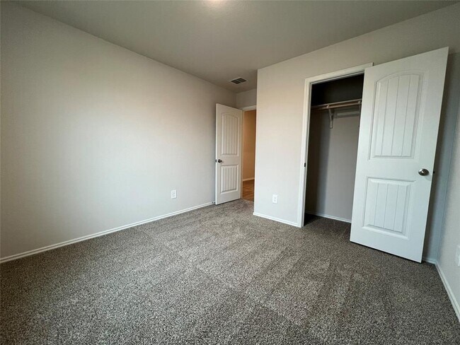 Building Photo - 221 Wirecrested Dr