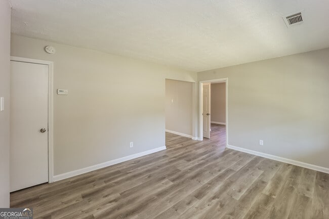 Building Photo - 8143 Huntington Dr