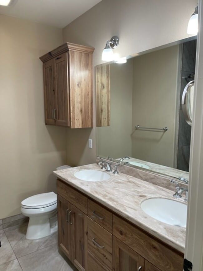 Building Photo - 3 Bedroom Home in Mistletoe Neighborhood