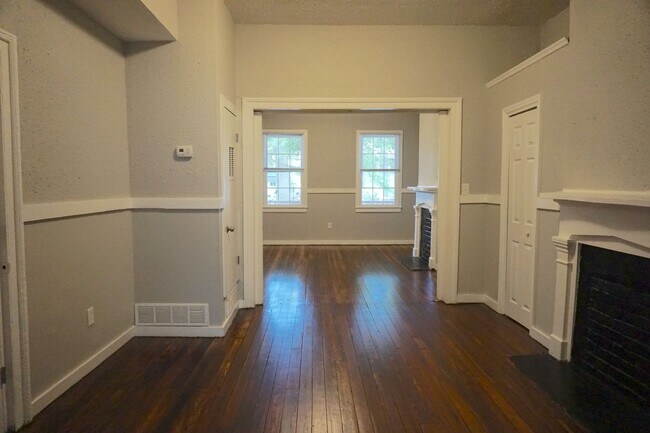 Building Photo - 3 BED | 2 BATH | COURTYARD | VICTORIAN DISTRICT | WALK TO FORSYTH