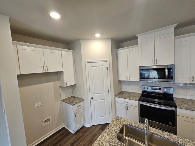 Building Photo - Like-New townhome in Concord