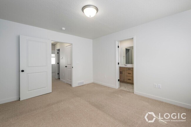 Building Photo - Beautiful Townhome in Herriman UT