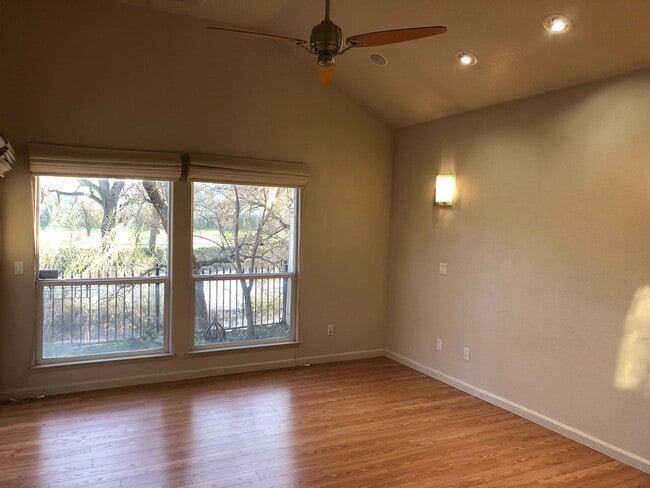 Building Photo - 1500 Scenic Dr