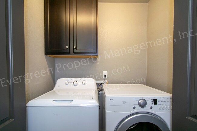 Building Photo - 2 bedroom, 2 bathroom condo in prime locat...