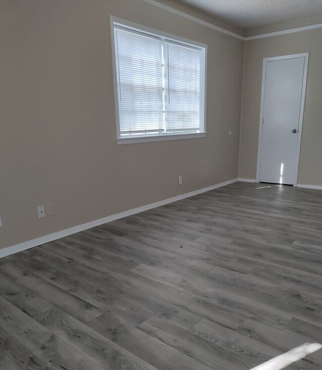 Building Photo - 213 Mounts Ave