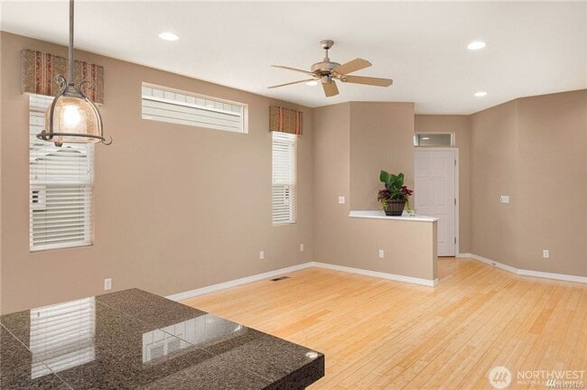Building Photo - 2bd/1.75ba Redmond Duplex