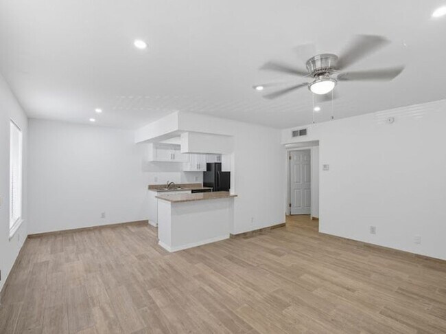 Building Photo - 6700 Escondido Dr