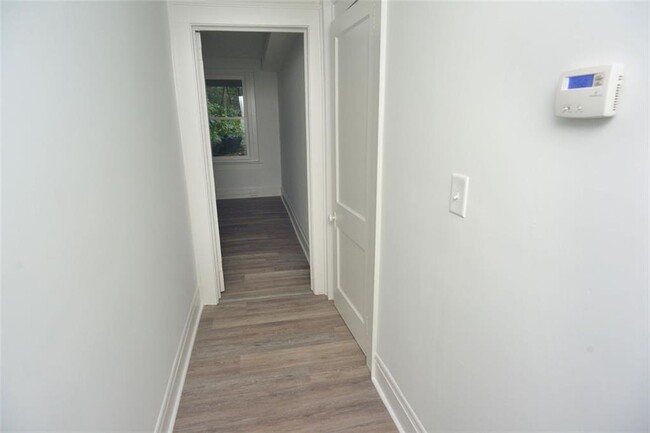 Building Photo - 509 Claire Dr NE