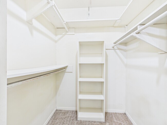 Building Photo - 1402 Village Dr