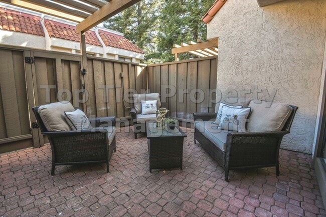 Building Photo - Very nice 2 bed / 2.5 bath / 1,185 sqft Walnut Creek Townhouse in desirable Main Chance Estates D...