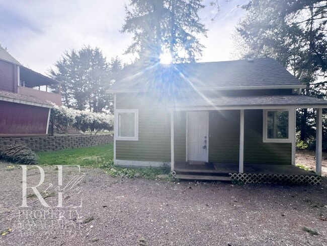 Building Photo - Private Retreat with Expansive Yard & Loft Space