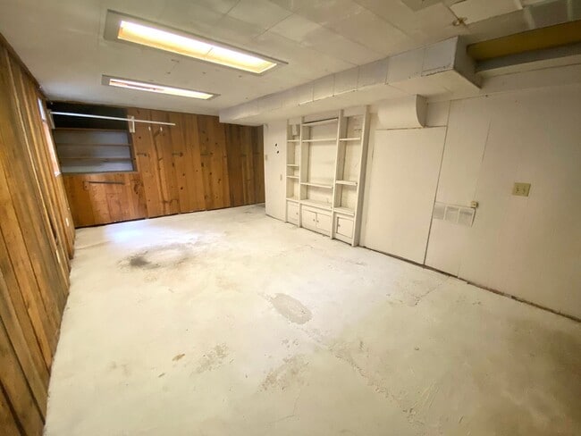 Building Photo - 5 bed 1.5 Bath Single Family Home! Near NDSU!