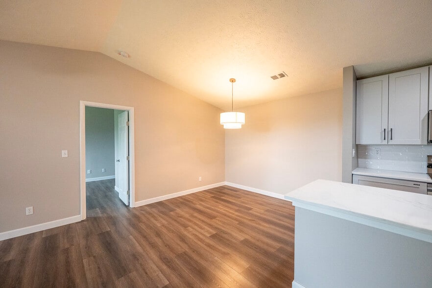 Living Room to Dining Room - 8892 Eagleview Dr