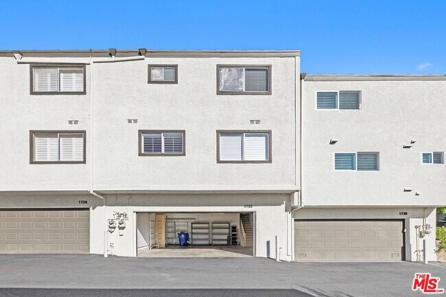 Building Photo - 1732 Palisades Dr