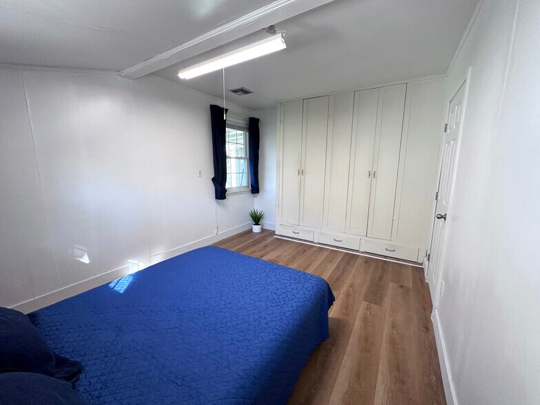 Building Photo - 7445 Orion Ave