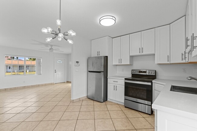 Building Photo - 9500 NW 74th Ct