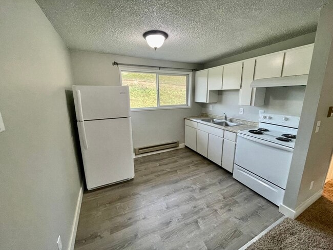 Building Photo - Freshly Updated Studio Apartment with Utilities Included!