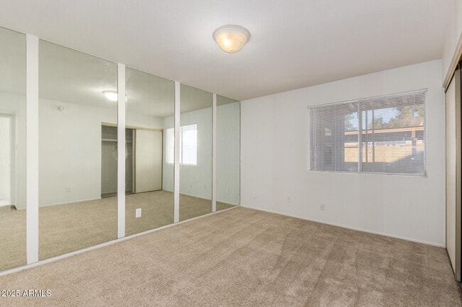 Building Photo - 2128 E Villa Ct