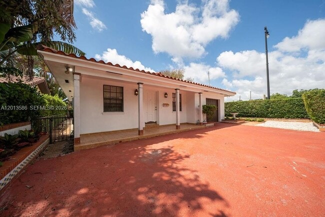 Building Photo - 1550 S Greenway Dr