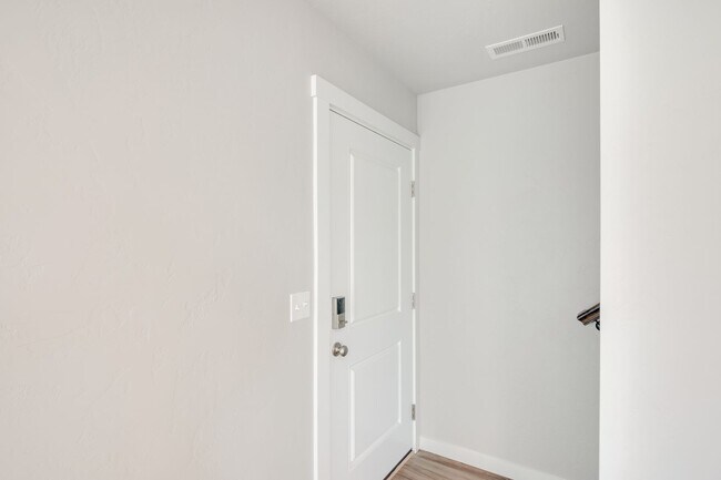 Building Photo - Beautiful 2 Bedroom Cottage Available!