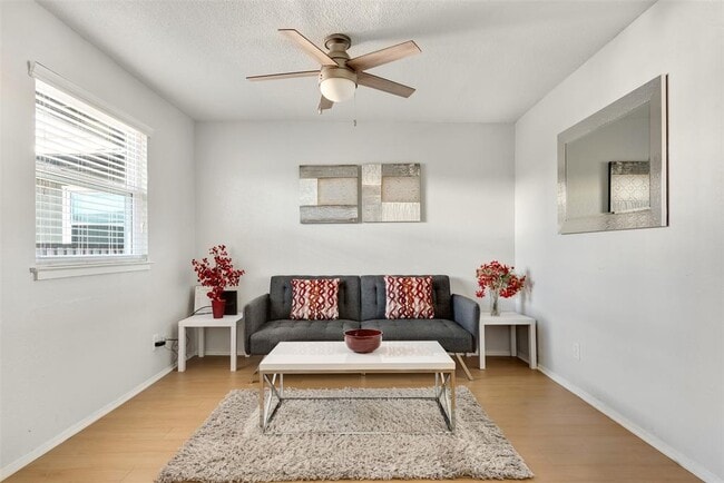 Building Photo - 2401 Manor Rd