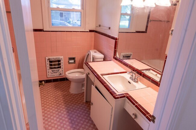 Building Photo - Location!! Deep in the heart of Tyler!