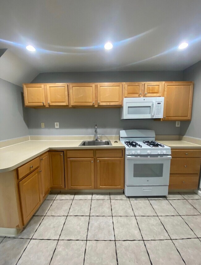 Building Photo - 3 Bedrooms 2.5 Bathrooms Voucher Accepted