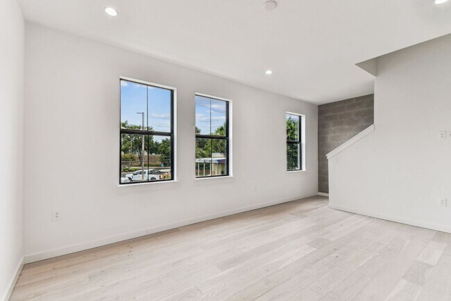 Building Photo - Canvas GWX