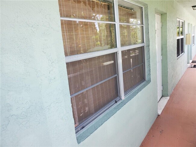 Building Photo - 2607 NE 8th Ave