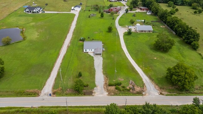 Building Photo - Modern Comfort on 1 Acre in Coweta – Available Now!