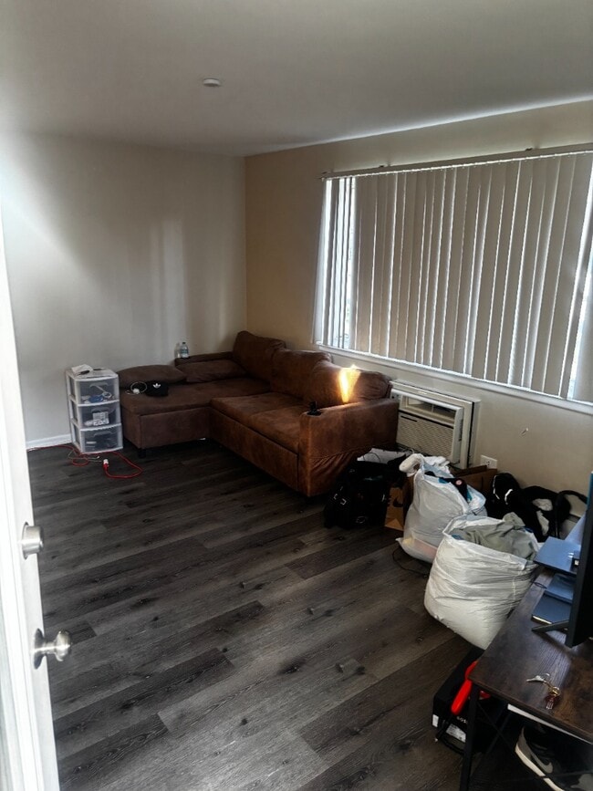 Building Photo - BEAUTIFUL MUST SEE CHARMING 1 BED/1 BATH WITH FRE HEAT....MUST SEE!!!