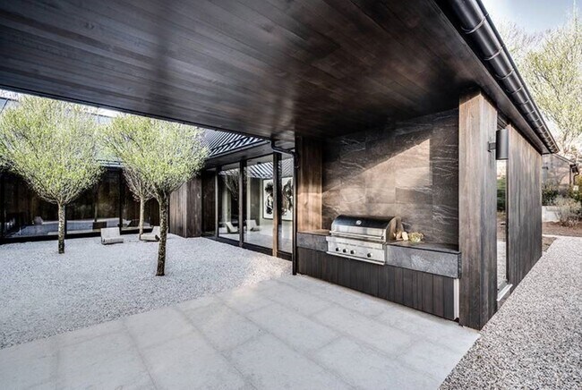 Building Photo - 265 Three Mile Harbor Hog Creek Rd