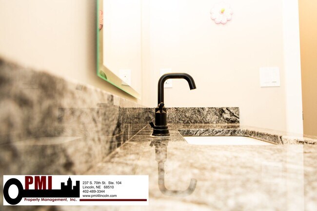 Building Photo - 5 Bedroom and 3 Bathroom House